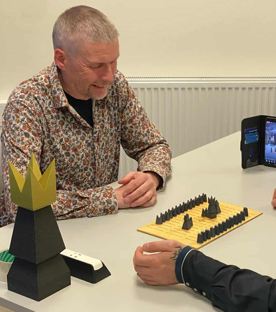 Dag Broch spiller sahkku. Foto: Karoline Sofie Trollvik